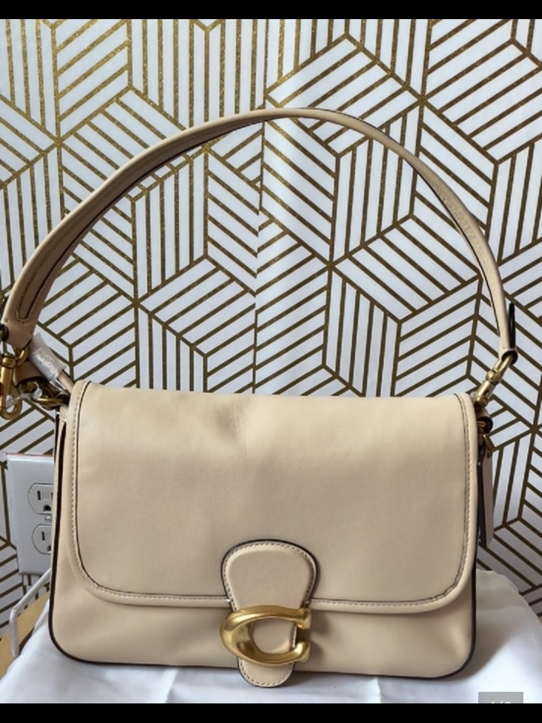 Cream Leather Shoulder Bag With Gold Hardware E
